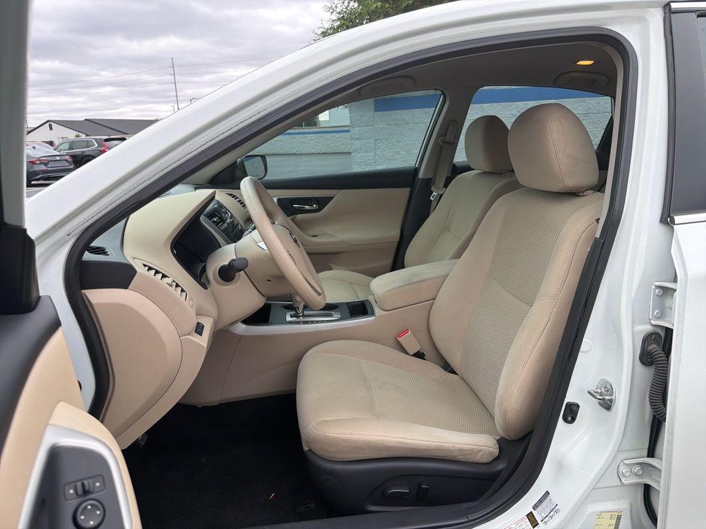 Thumbnail: 2015 Nissan Altima - 16