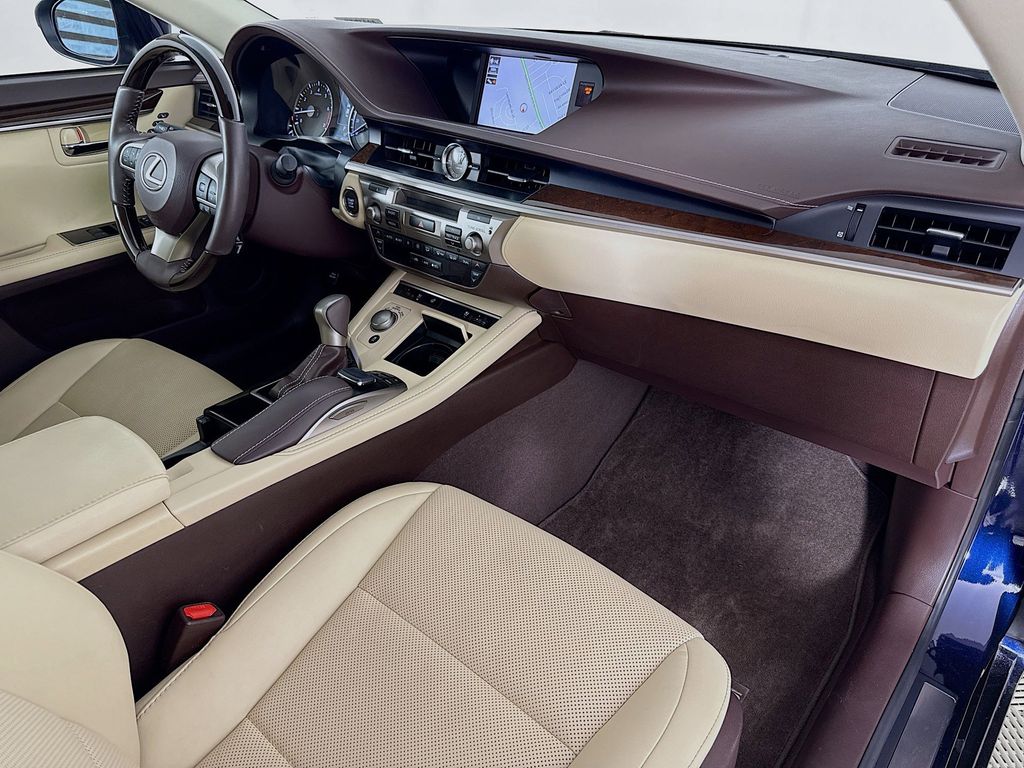 Thumbnail: 2018 Lexus ES - 30