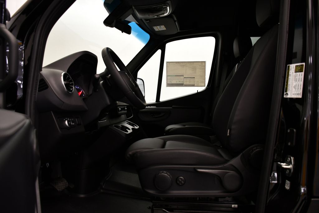 Thumbnail: 2025 Mercedes-Benz Sprinter - 28