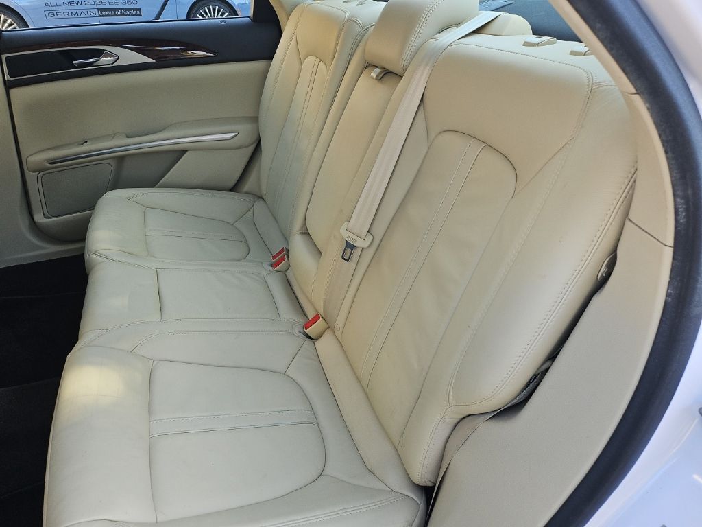 Used 2015 White Lincoln Base image 19