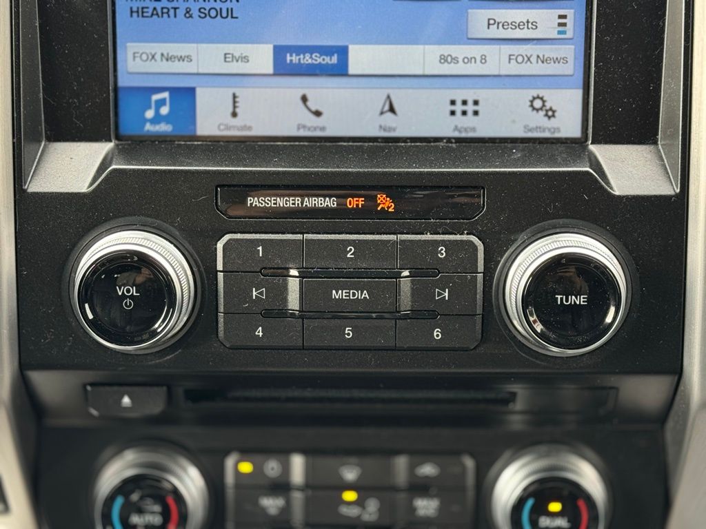 2016 Ford F-150 Platinum photo