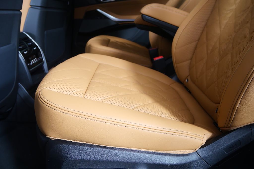 Thumbnail: 2026 BMW X7 - 14