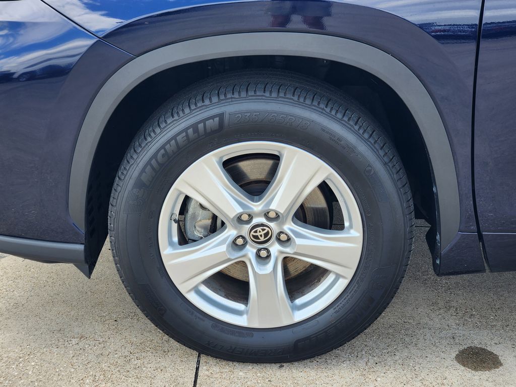 2025 Toyota Highlander LE - Photo 10