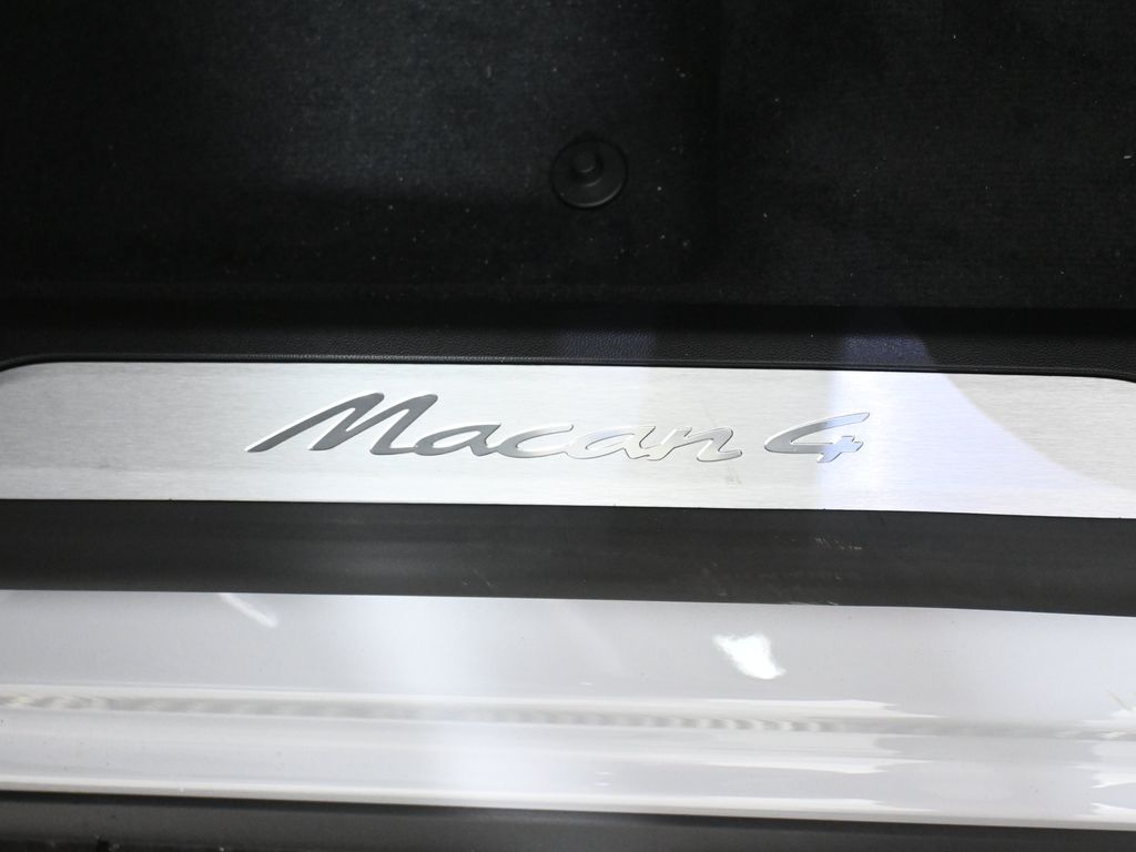 Thumbnail: 2025 Porsche Macan - 32