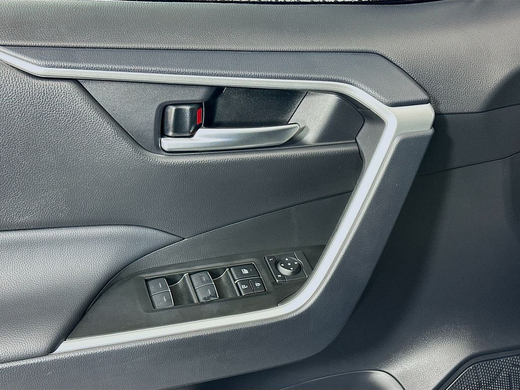 Thumbnail: 2025 Toyota RAV4 - 17