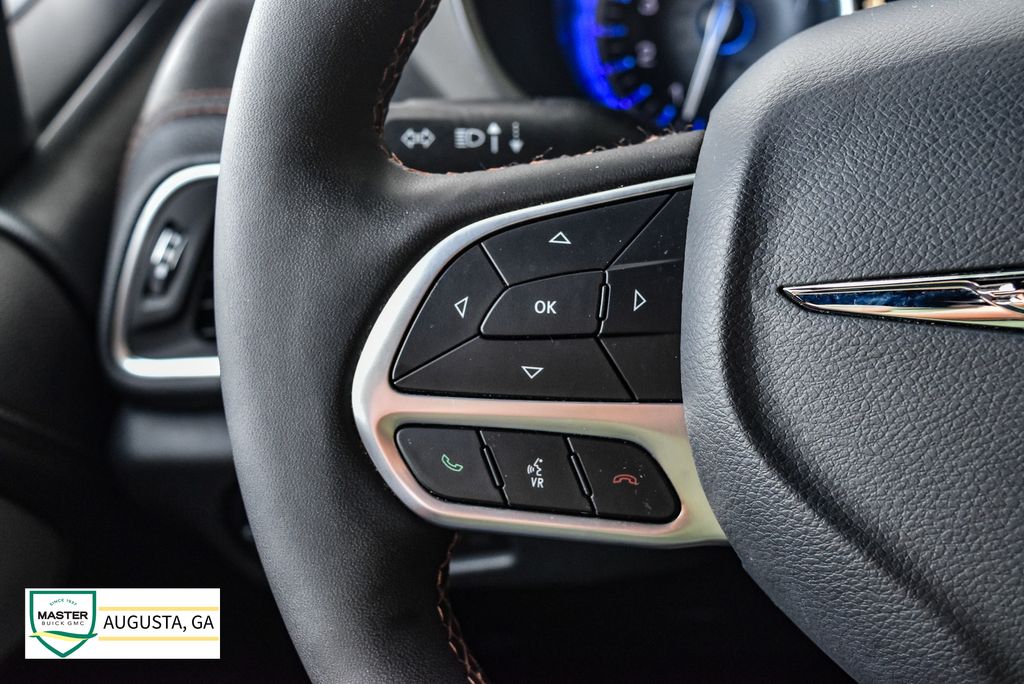 Used 2025 Chrysler Pacifica Van