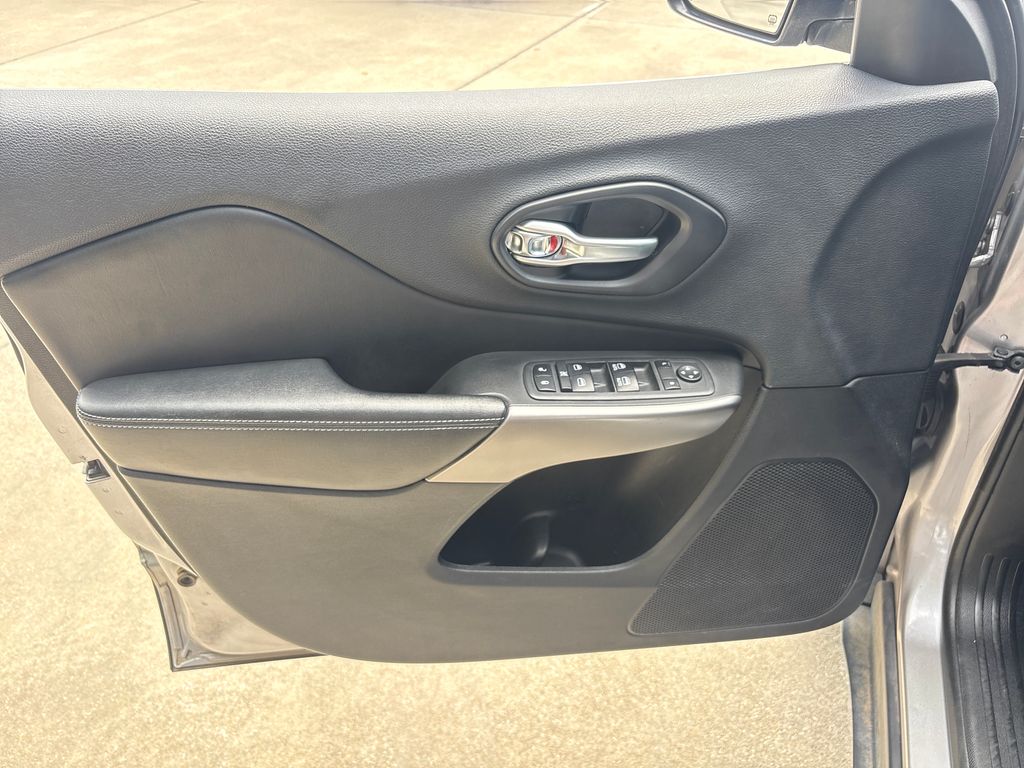 Used 2019 Silver Jeep Latitude Plus image 16