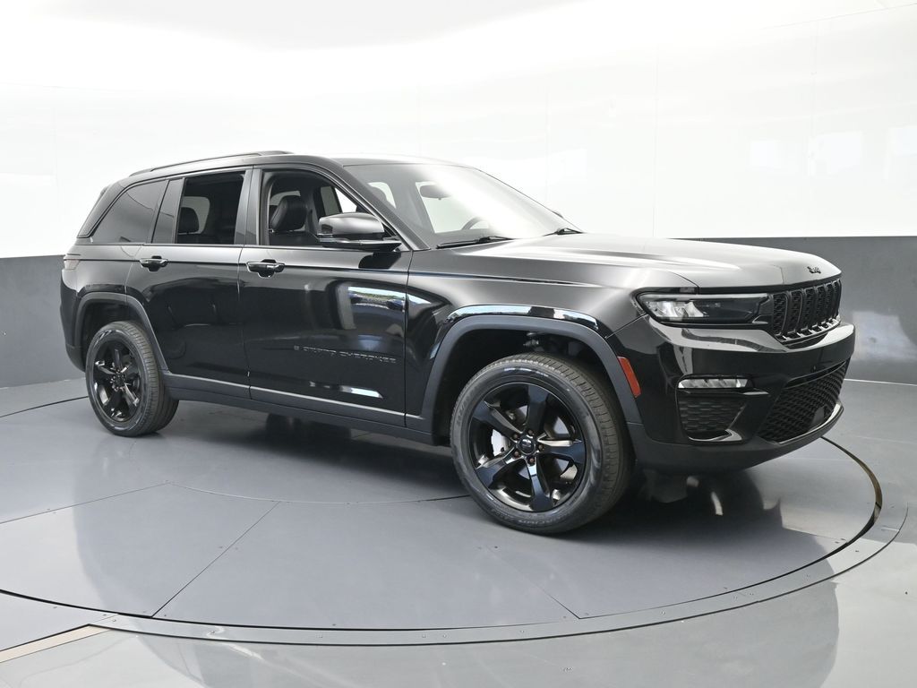 Used 2023 Diamond Black Crystal Pearlcoat Jeep Limited image 8