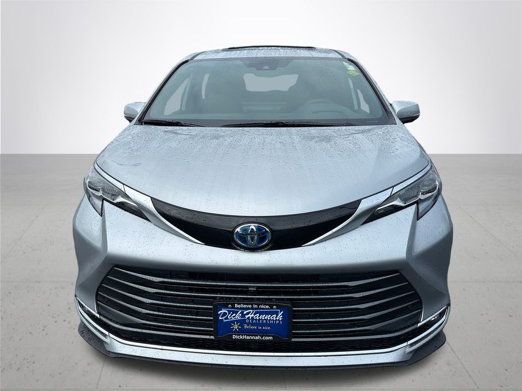 2025 Toyota Sienna Platinum photo 3