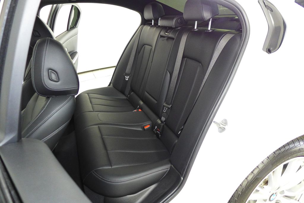 Thumbnail: 2023 BMW 3 Series - 21