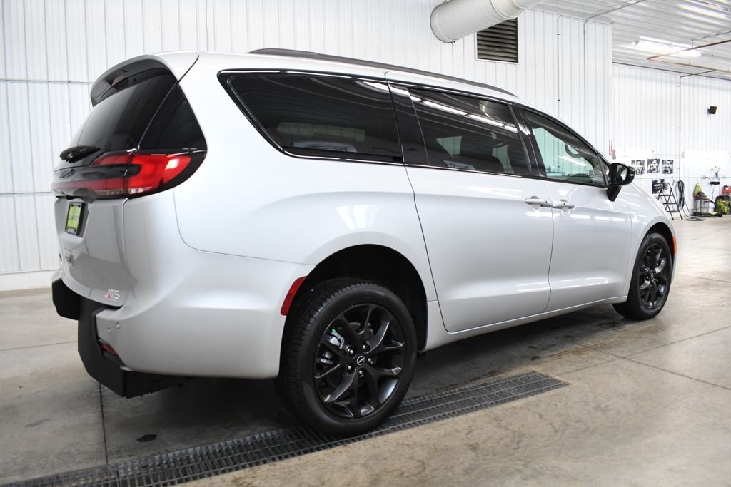 Used 2026 Silver Chrysler Select image 12