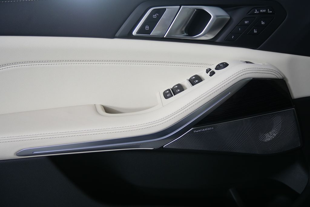 Thumbnail: 2026 BMW X7 - 9