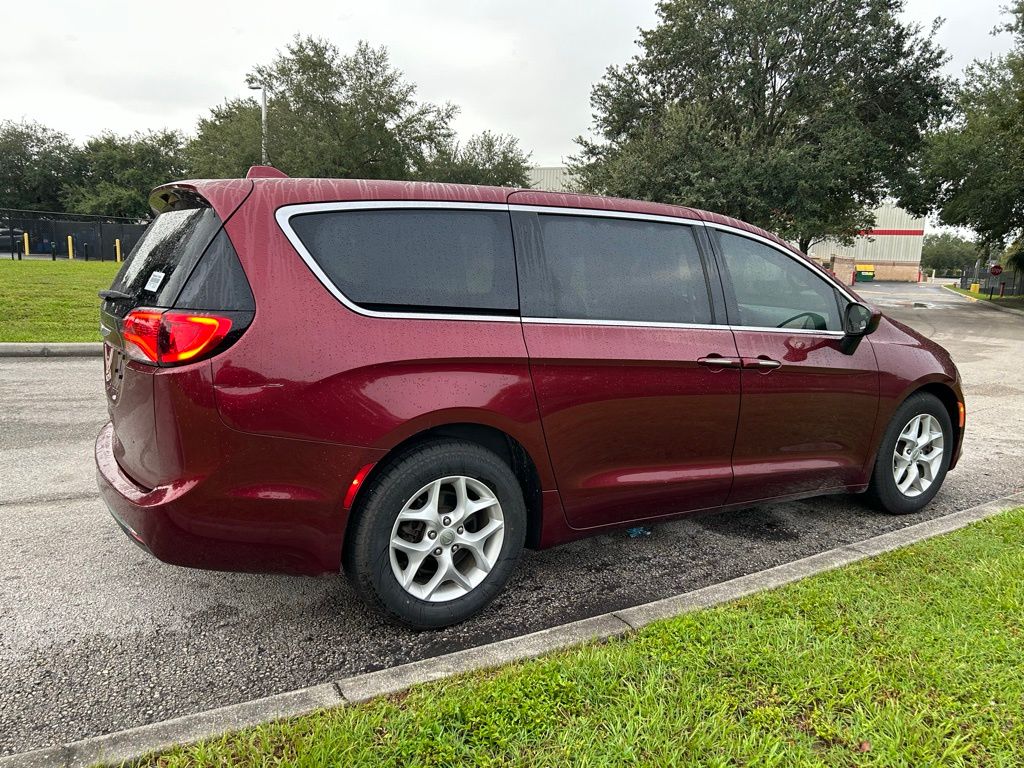 Thumbnail: 2017 Chrysler Pacifica - 5
