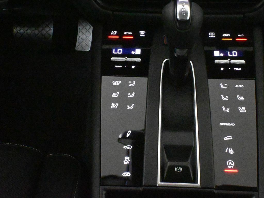 Thumbnail: 2025 Porsche Macan - 27