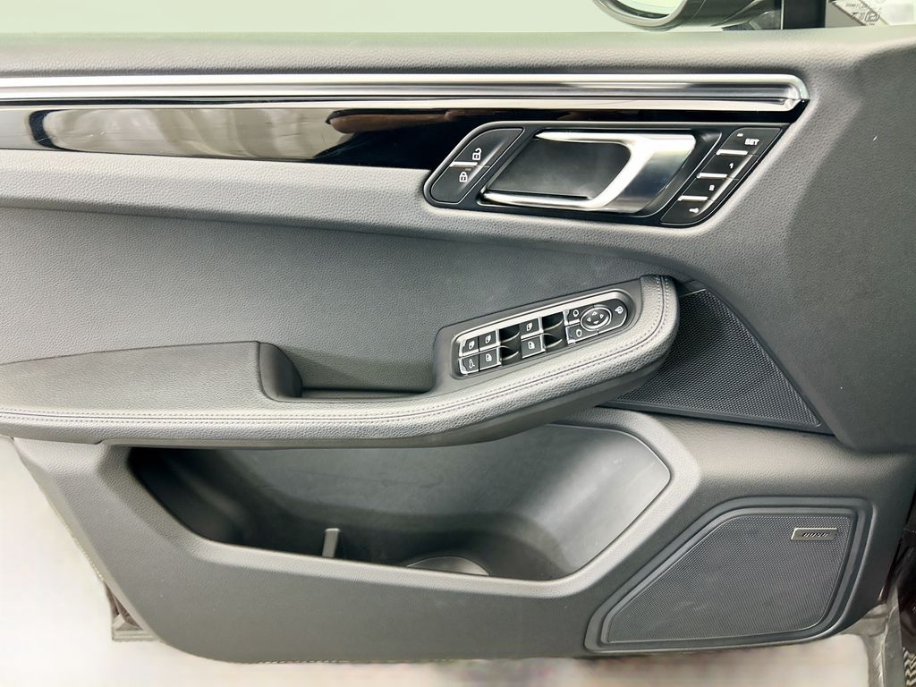 Thumbnail: 2025 Porsche Macan - 25