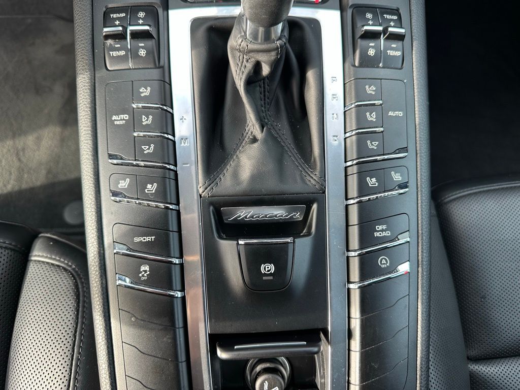 Thumbnail: 2016 Porsche Macan - 25