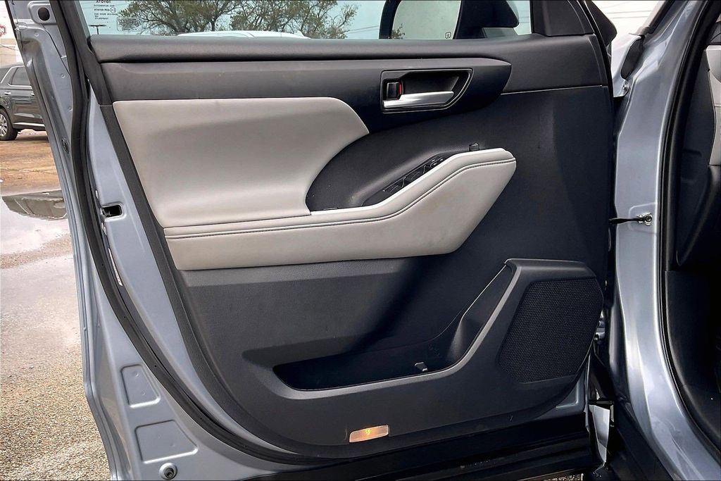 Used 2021 Toyota Highlander XLE 4D Sport Utility