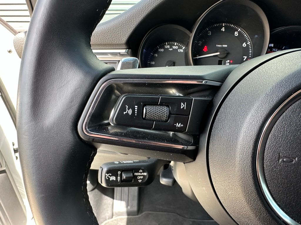 Thumbnail: 2023 Porsche Macan - 18