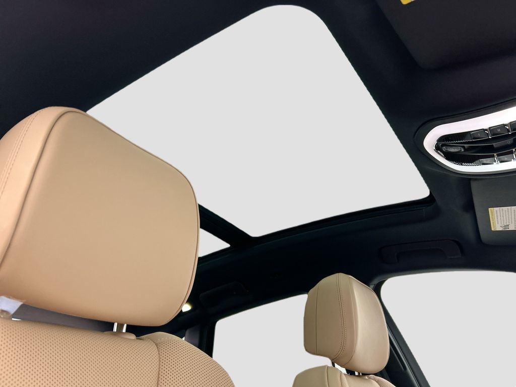 Thumbnail: 2026 Porsche Macan - 21