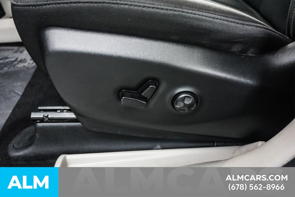 Used 2023 Silver Chrysler LX image 33