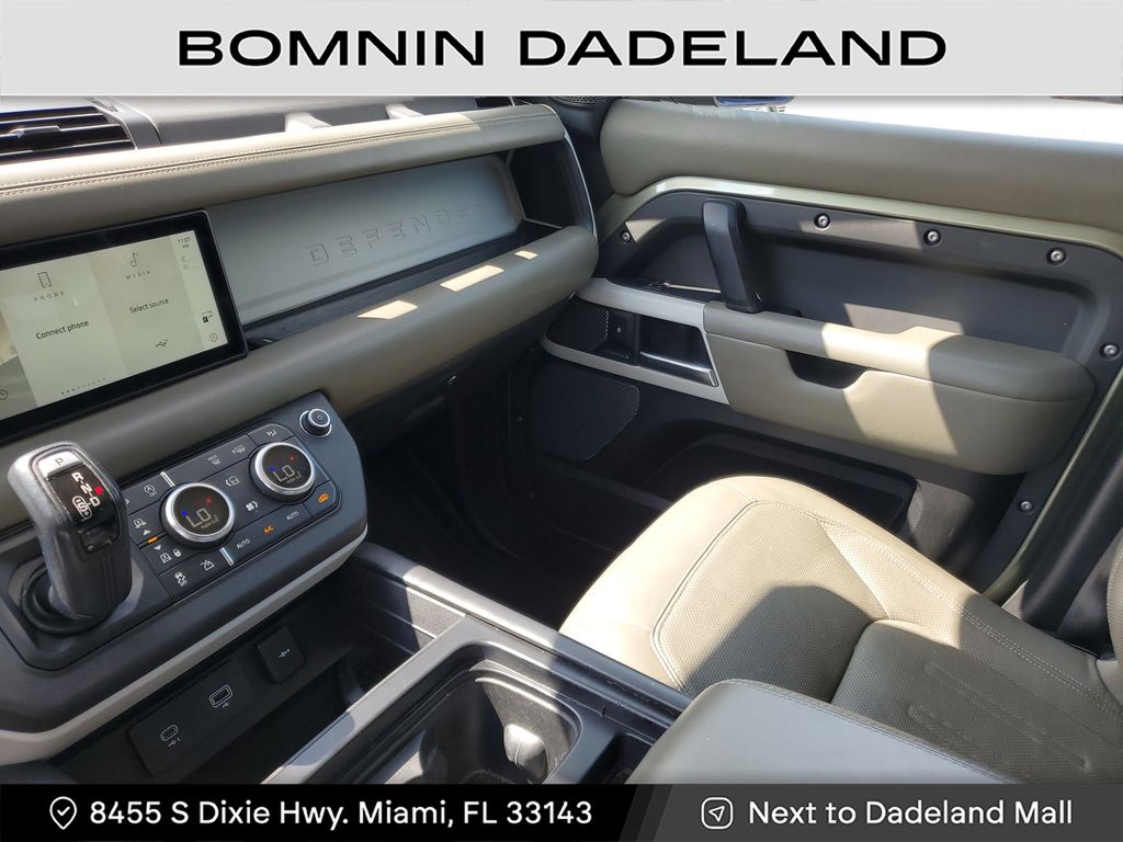 2020 Land Rover Defender 110 SE photo
