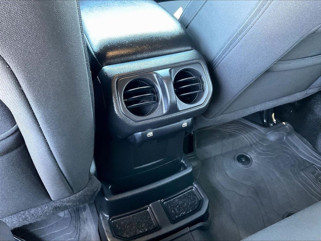 2023 Jeep Wrangler — photo 28