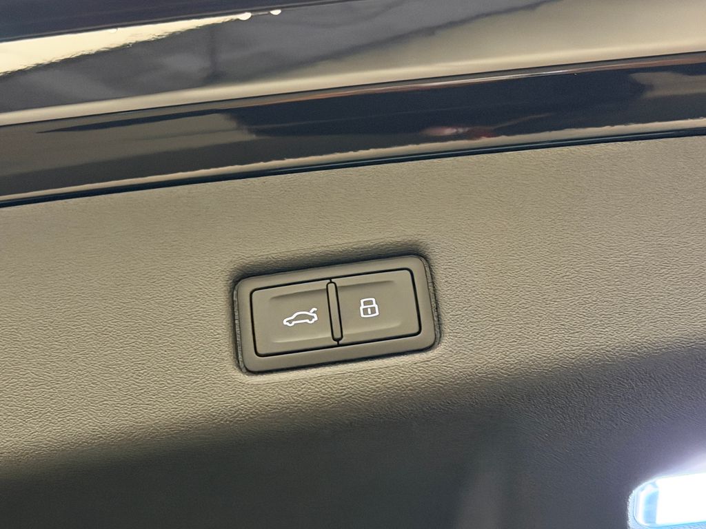 Thumbnail: 2026 Audi SQ5 - 14