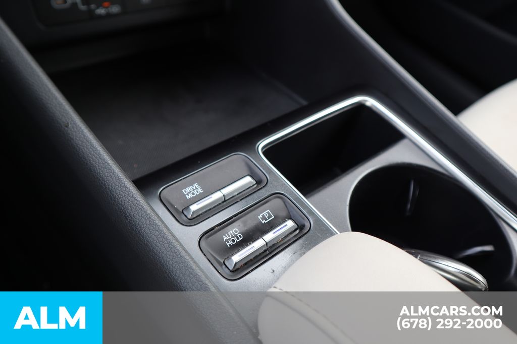 Used 2025 Silver Hyundai SEL image 31
