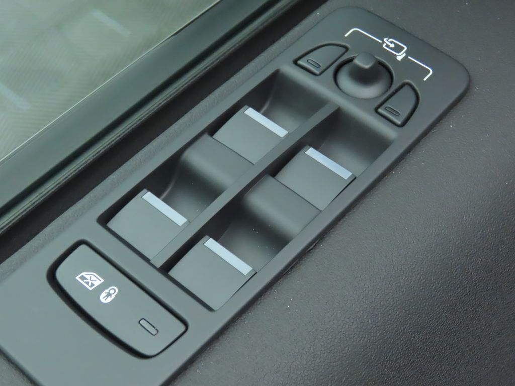 Thumbnail: 2024 Land Rover Discovery Sport - 25