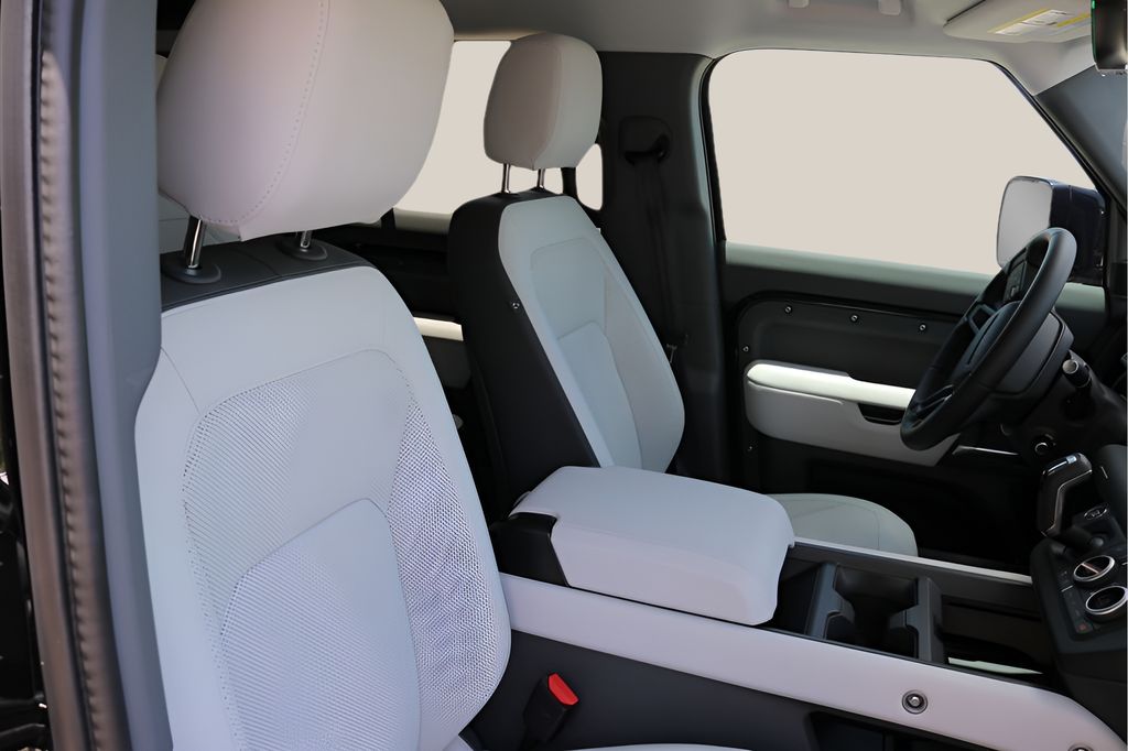 Used 2025  Land Rover X-Dynamic SE image 21