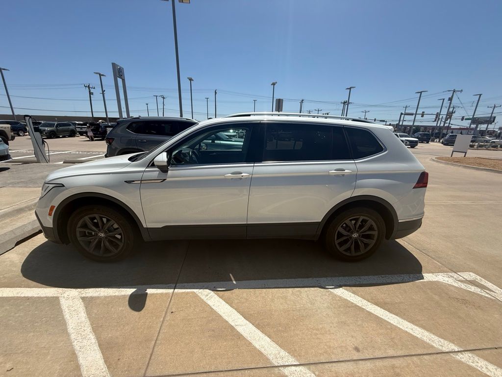 White 2023 Volkswagen Tiguan SE FWD SUV / Crossover Front-Wheel Drive 8-Speed Automatic