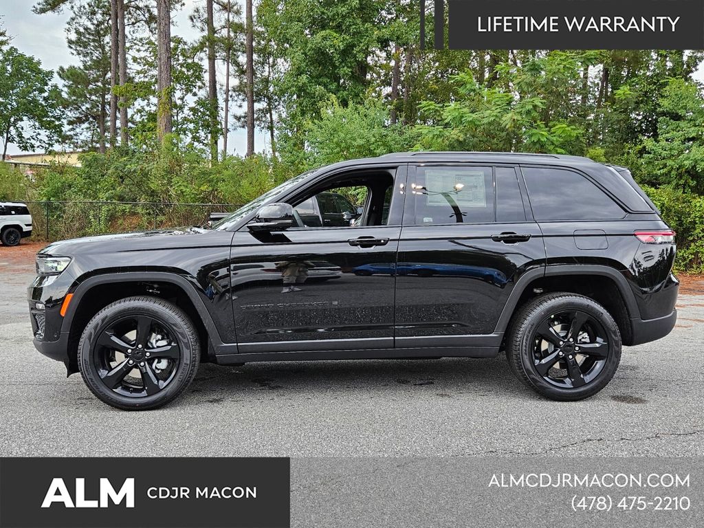 New 2025 Diamond Black Crystal Pearl-Coat Exterior Paint Jeep Limited image 5