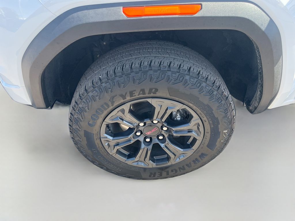 Used 2024 White GMC Elevation image 30