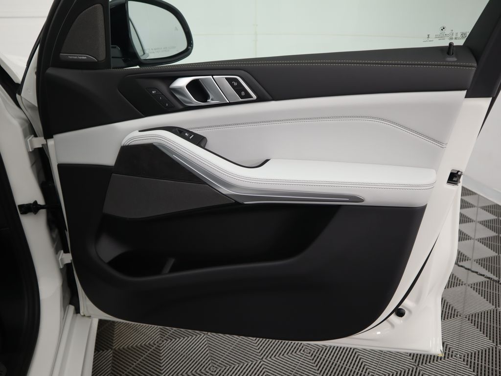 Thumbnail: 2026 BMW X7 - 26