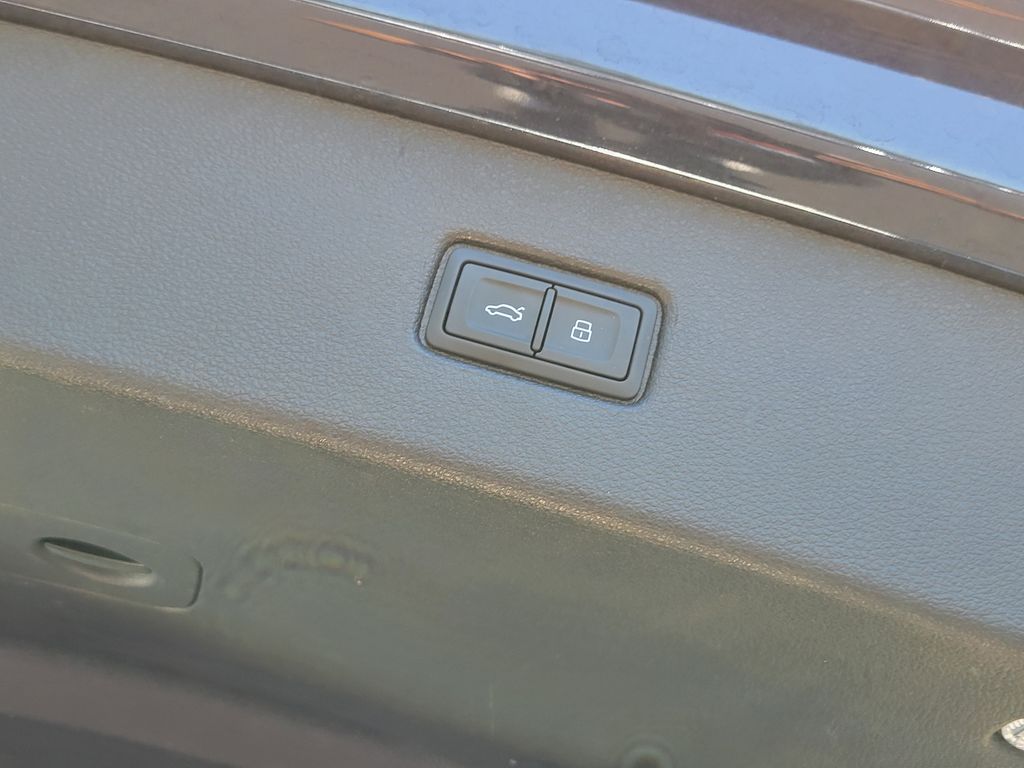Thumbnail: 2023 Audi Q7 - 12