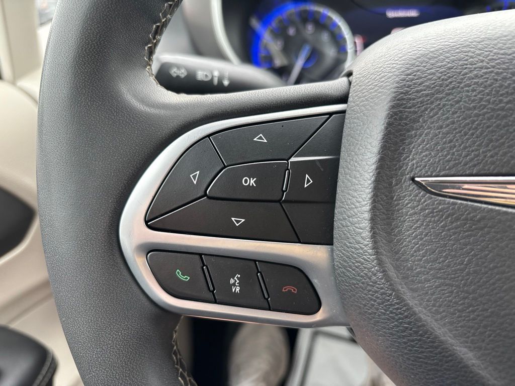 Used 2023 Chrysler Pacifica Van