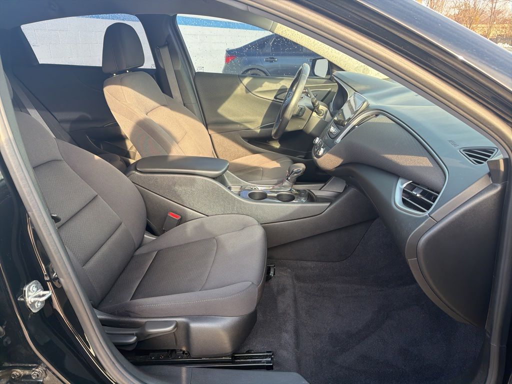 Thumbnail: 2022 Chevrolet Malibu - 24