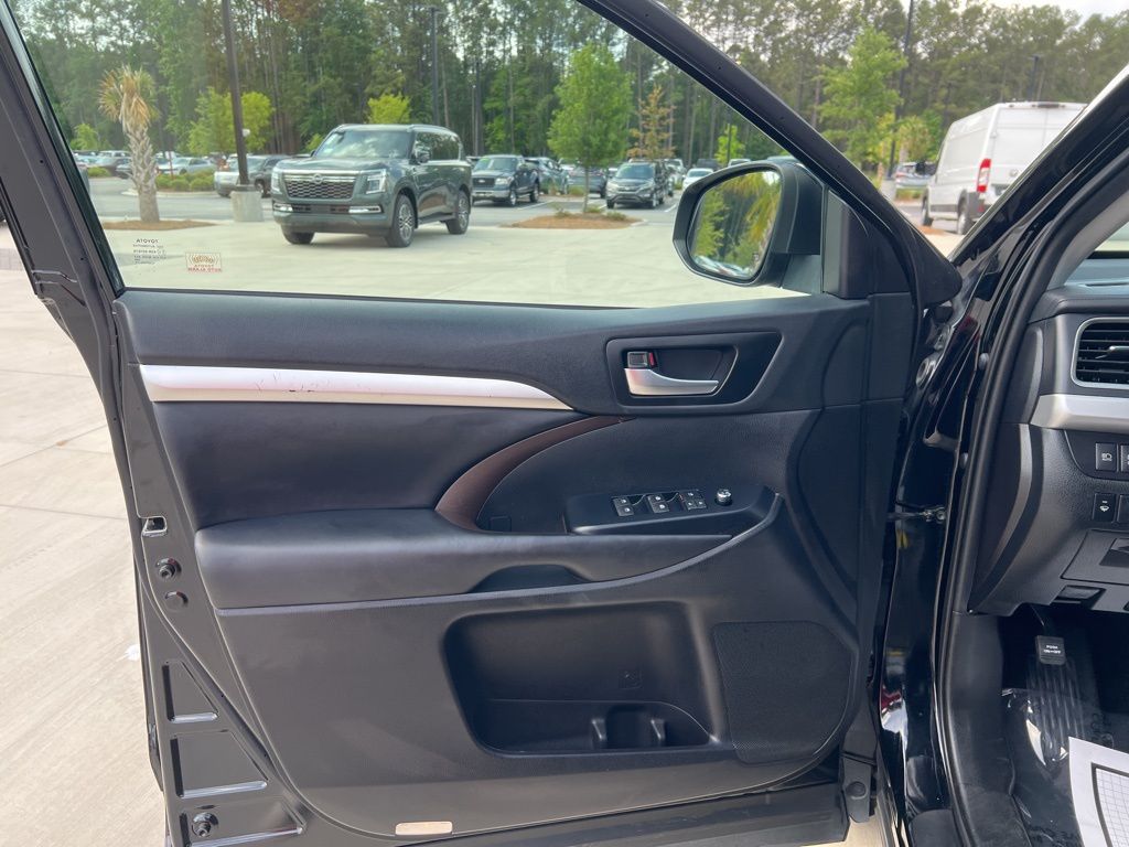 2019 Midnight Black Metallic Toyota Highlander XLE AWD SUV