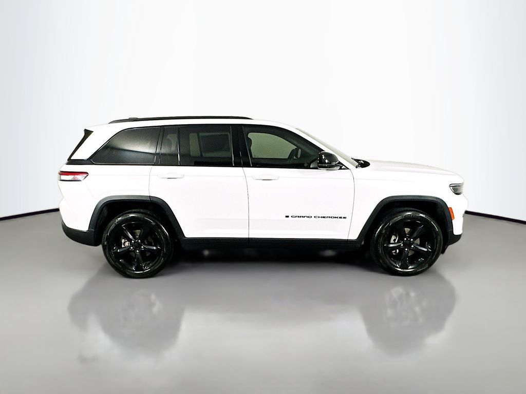 Used 2023 White Jeep Altitude image 8