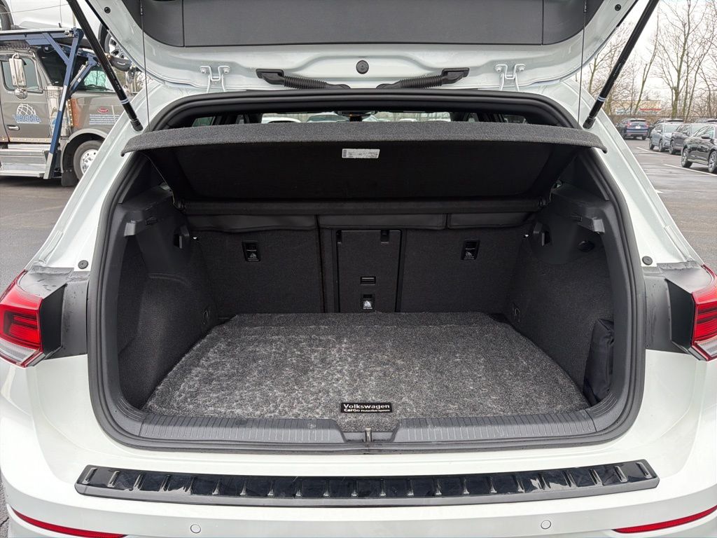 Thumbnail: 2023 Volkswagen Golf - 20