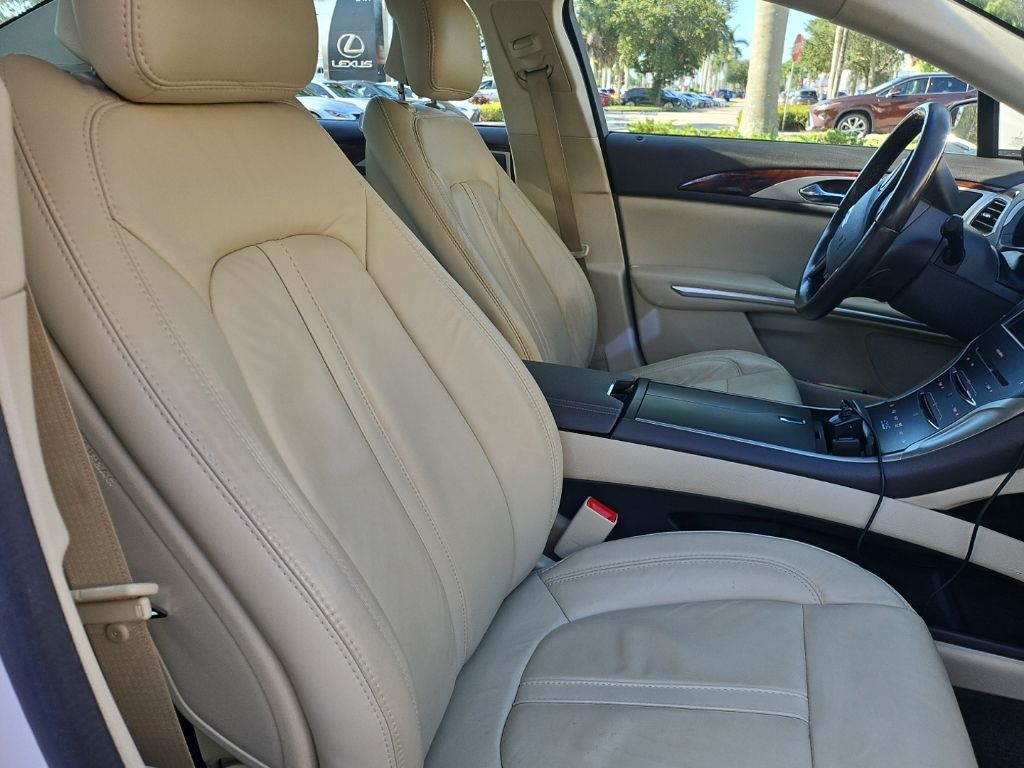 Used 2015 White Lincoln Base image 15