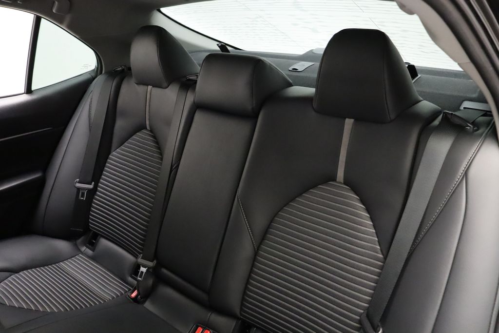 2019 Toyota Camry SE 18