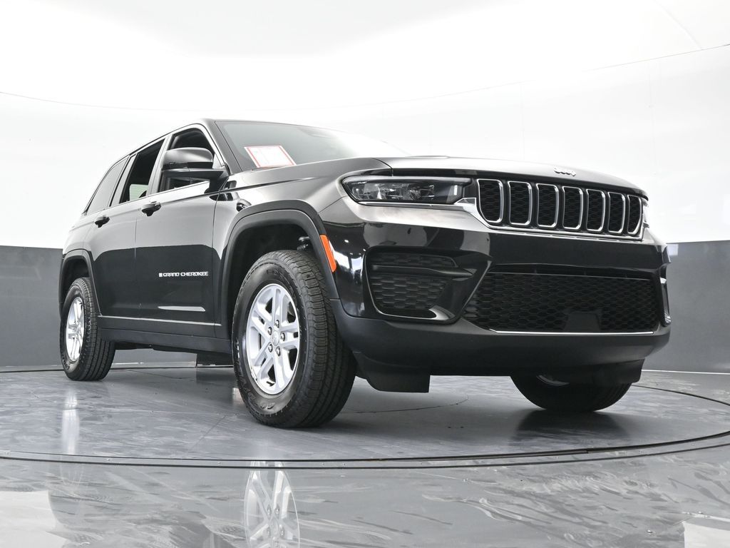 Used 2025 Diamond Black Crystal Pearlcoat Jeep Laredo image 64