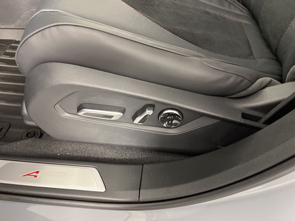 Thumbnail: 2026 Acura RDX - 26