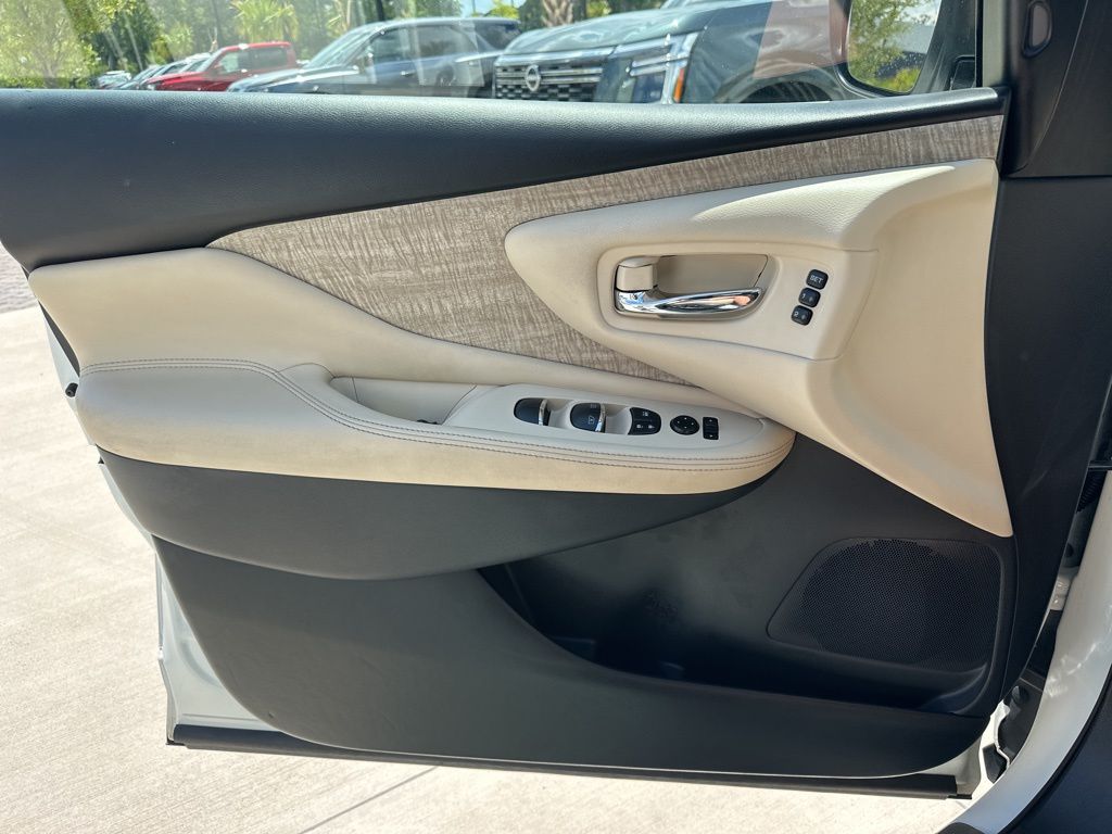2023 Pearl White Tricoat Nissan Murano SL FWD SUV