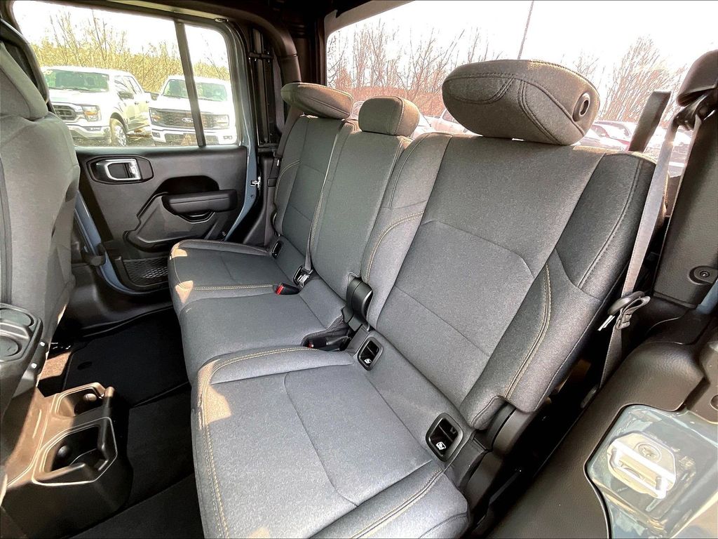 2026 Jeep Gladiator — photo 15