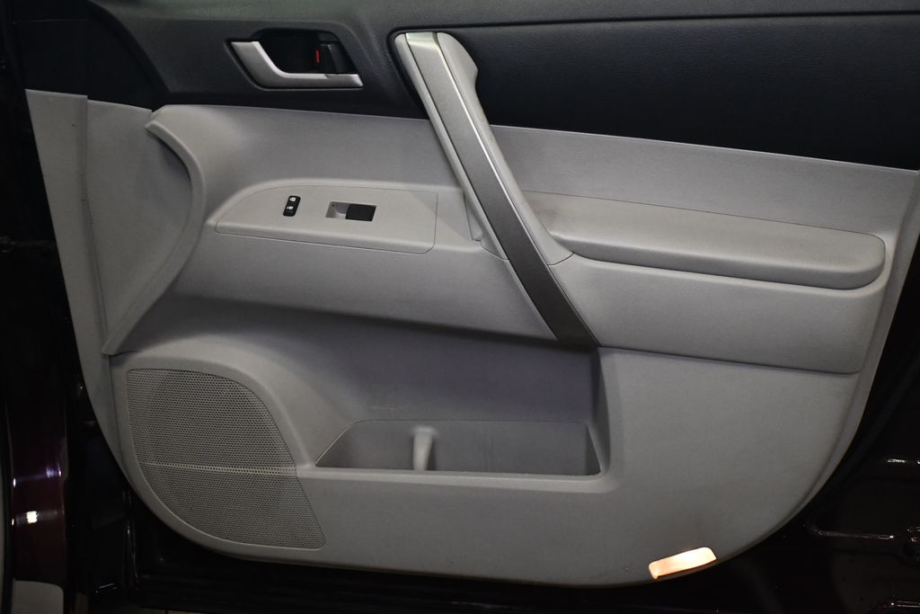 Thumbnail: 2012 Toyota Highlander - 32