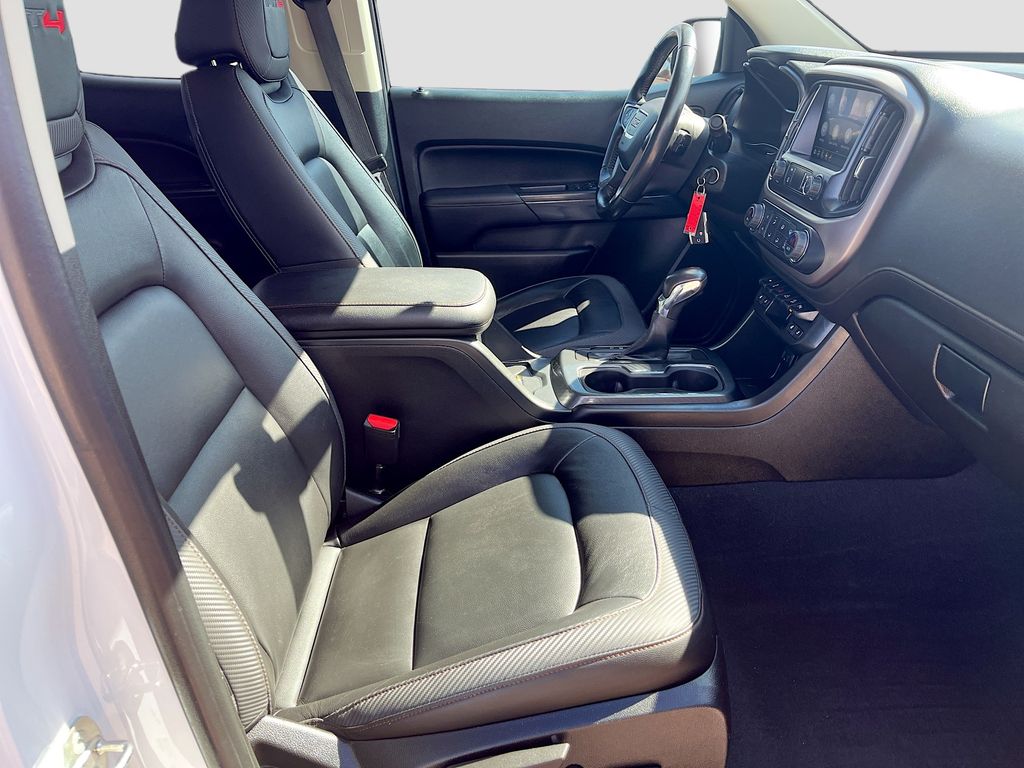 Used 2022 White GMC AT4 w/Leather image 26