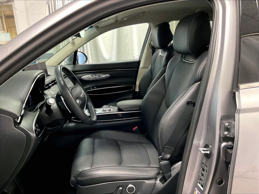 2025 Genesis GV70 — photo 10