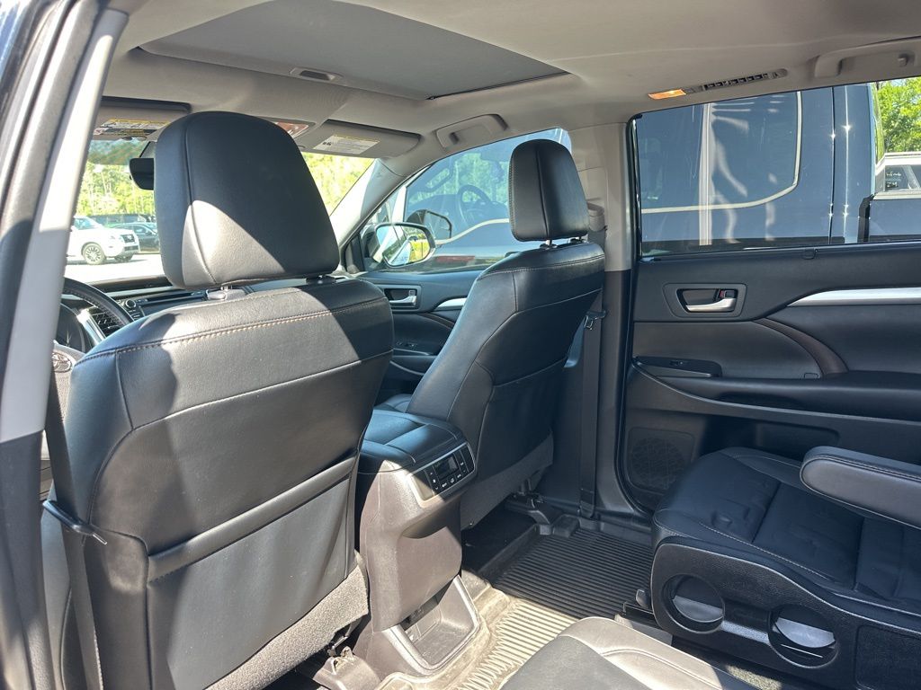 2019 Midnight Black Metallic Toyota Highlander XLE AWD SUV